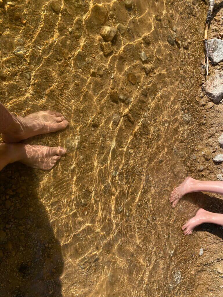 Füße abkühlen im See